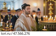 Jewish man praying in synagogue with eyes closed. Стоковое AI-видео, аниматор Юрий Поздников / Фотобанк Лори