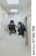 Special forces team advancing through smoke filled corridor. Стоковое AI-видео, аниматор Юрий Поздников / Фотобанк Лори