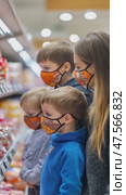 Family wearing protective masks shopping in supermarket. Стоковое AI-видео, аниматор Юрий Поздников / Фотобанк Лори