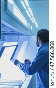 Scientist handling material in sterile laboratory environment. Стоковое AI-видео, аниматор Юрий Поздников / Фотобанк Лори