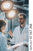 Scientists discussing research in laboratory. Стоковое AI-видео, аниматор Юрий Поздников / Фотобанк Лори