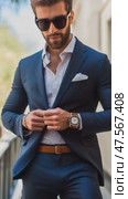 Elegant businessman buttoning his suit jacket. Стоковое AI-видео, аниматор Юрий Поздников / Фотобанк Лори