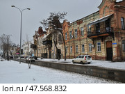 Зима, улица. Дома на набережной вдоль Варвациевского канала. Астрахань. Редакционное фото, фотограф Павел Просянов / Фотобанк Лори