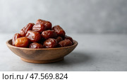 Traditional Arabian Dates Served in a Bowl for Iftar During Ramadan, a Beloved Part of Islamic Culture and Fasting Traditions. Стоковое AI-изображение, AI-художник Sergey Grishin / Фотобанк Лори