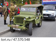 Солдаты и автомобиль времен Великой Отечественной войны Willys Jeep MB. День Победы. Город Тюмень. (2017 год). Редакционное фото, фотограф Александр Тараканов / Фотобанк Лори