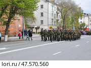 Колонна курсантов ТВИКУ маршируют на параде. День Победы, Город Тюмень (2017 год). Редакционное фото, фотограф Александр Тараканов / Фотобанк Лори