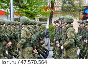 Колонна курсантов ТВИКУ маршируют на параде. День Победы, Город Тюмень (2017 год). Редакционное фото, фотограф Александр Тараканов / Фотобанк Лори