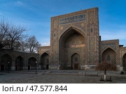 Nodir Divan-Begi Madrasah in the architectural ensemble of Khoja Akhrar in the early morning, Samarkand, Uzbekistan. Стоковое фото, фотограф Ula Ulachka / Фотобанк Лори