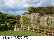 The Moat and ramparts around the Himeji Castle ("White Egret Castle" or "White Heron Castle") on a sunny autumn day, Himeji, Hyogo Prefecture, Japan. Стоковое фото, фотограф Ula Ulachka / Фотобанк Лори