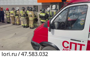ANGARSK, IRKUTSK REGION, RUSSIA - April 08, 2025: Video of fire brigade in special clothing lined up after conducting preventive fire training to extinguish fire at city shopping mall. Редакционное видео, видеограф Виктория Катьянова / Фотобанк Лори
