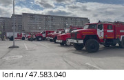 ANGARSK, IRKUTSK REGION, RUSSIA - April 08, 2025: Video of red fire trucks lined up in a row on the square for preventive training on extinguishing a fire in a shopping center building. Редакционное видео, видеограф Виктория Катьянова / Фотобанк Лори