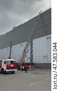 ANGARSK, IRKUTSK REGION, RUSSIA- April 08, 2025: Vertical video of firefighters climb an extension ladder to roof of building. Work of Russian Emergencies Ministry. Preventive training of firefighters. Редакционное видео, видеограф Виктория Катьянова / Фотобанк Лори