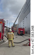 ANGARSK, IRKUTSK REGION, RUSSIA - April 08, 2025: Vertical video of firefighters connect fire hose to street hydrant to extinguish fire. Fire truck laid out ladder to the roof. Preventive training of firefighters. Редакционное видео, видеограф Виктория Катьянова / Фотобанк Лори