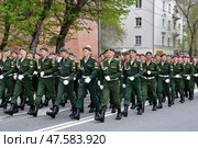 Колонна военнослужащих маршируют на параде. День Победы. Город Тюмень (2017 год). Редакционное фото, фотограф Александр Тараканов / Фотобанк Лори