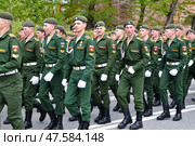 Колонна военнослужащих маршируют на параде. День Победы. Город Тюмень (2017 год). Редакционное фото, фотограф Александр Тараканов / Фотобанк Лори