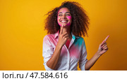 Colorful Celebration of Holi With an Optimistic Woman Playfully Adorned in Vibrant Gulal Powder During the Festival of Colors. Стоковое AI-изображение, AI-художник Sergey Grishin / Фотобанк Лори