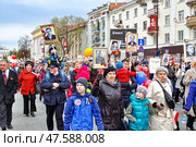 Люди с портретами родственников в День Победы. Город Тюмень (2017 год). Редакционное фото, фотограф Александр Тараканов / Фотобанк Лори