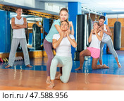 Woman doing chokehold movement. Стоковое фото, фотограф Яков Филимонов / Фотобанк Лори