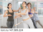 Choreographer coach teaches amateur students to keep their heads straight during ballet lesson. Стоковое фото, фотограф Яков Филимонов / Фотобанк Лори