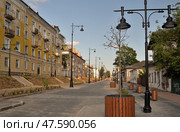 Uglich, Yaroslavl region, Russia,  July 25, 2024: Pedestrian old street Spasskaya with lanterns in city center. Редакционное фото, фотограф Алексей Антипов / Фотобанк Лори