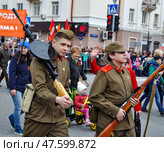 Молодые люди с ручным пулеметом и винтовкой на акции "Бессмертный полк". 9 мая. Город Тюмень (2017 год). Редакционное фото, фотограф Александр Тараканов / Фотобанк Лори