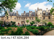 Paris, France - May 5, 2013. Romantic park in front of the State Museum of the Middle Ages, Cluny. Редакционное фото, фотограф Татьяна  Бральнина / Фотобанк Лори