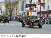 Автомобиль ГАЗ-67 ("Иван-Виллис") с военными реконструкторами на параде в честь Дня Победы 9 мая. Город Тюмень (2017 год). Редакционное фото, фотограф Александр Тараканов / Фотобанк Лори