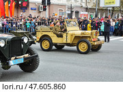 Автомобиль Willys Jeep MB с полевой кухней на параде в честь Дня Победы 9 мая. Город Тюмень (2017 год). Редакционное фото, фотограф Александр Тараканов / Фотобанк Лори