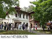 Экскурсионная группа у главного дома усадьбы Щапово. Москва, поселение Щаповское (2023 год). Редакционное фото, фотограф Елена Орлова / Фотобанк Лори