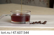 Мед наливают в баночку перед чаепитием. Honey is poured into a jar before drinking tea. Стоковое видео, видеограф Горшков Александр / Фотобанк Лори