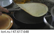 Frying pancakes in frying pan in kitchen. Стоковое видео, видеограф Яков Филимонов / Фотобанк Лори