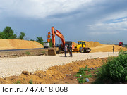 Строительство  путепровода на железнодорожном переезде, строительная техника, люди, экскаватор и дорожный каток. Волгоградская область, станция Орловка, Россия. (2022 год). Редакционное фото, фотограф Андрей Цыганков / Фотобанк Лори