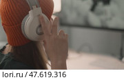 Friendly communication between rounds captured in close-up of young female gamer. Headset and tone reveal connection, strategy sharing, and game spirit. Стоковое видео, видеограф Енваев Андрей / Фотобанк Лори