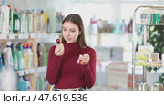 Young woman chooses nail polish in store. Стоковое видео, видеограф Яков Филимонов / Фотобанк Лори