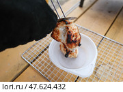 Мясо на шампуре, прожаренное на углях в мангале. Стоковое фото, фотограф Алексей Белкин/NEWS.ru / ТАСС / Фотобанк Лори