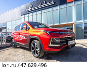 Москвич 3 новый автомобиль рядом с официальным дилерским центром. Редакционное фото, фотограф FotograFF / Фотобанк Лори
