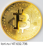 Золотая монета Bitcoin на светлом фоне. Стоковое фото, фотограф Александр Жуков / Фотобанк Лори
