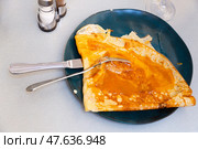 Crepe with salted butter caramel. Стоковое фото, фотограф Яков Филимонов / Фотобанк Лори