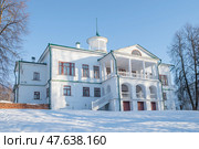 Особняк русского поэта и писателя А.Н. Некрасова в усадьбе "Карабиха" солнечным январским днем. Ярославская область. Редакционное фото, фотограф Виктор Карасев / Фотобанк Лори