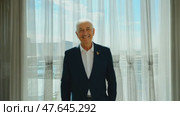Smiling confident stylish mature middle aged man standing in modern office. Old senior businessman gray haired man 60s business executive manager looking at camera arms crossed portrait. Стоковое AI-видео, аниматор ALLA YURTAYEVA / Фотобанк Лори