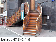Город Тюмень, улица Герцена, 84. Вход в компанию "Двери из массива" (2017 год). Редакционное фото, фотограф Александр Тараканов / Фотобанк Лори