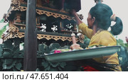 Traditional and meaningful Ritual Offerings in the beautiful island of Bali, Indonesia. Стоковое видео, видеограф Евдокимов Максим / Фотобанк Лори