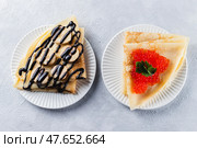 Pancakes stuffed with red caviar and bananas with chocolate. Стоковое фото, фотограф Светлана Денисова / Фотобанк Лори