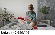 Designer optimizing daily workflow, balancing creativity and efficiency in home workspace. Productive habits help achieve professional goals. Concept of structured work routine and self-discipline. Стоковое видео, видеограф Енваев Андрей / Фотобанк Лори