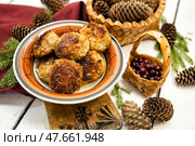 Котлеты домашние мясные в глубокой тарелке на столе. Стоковое фото, фотограф Наталья Осипова / Фотобанк Лори