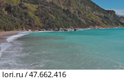 Mountain coast and turquoise sea waves. Стоковое видео, видеограф Михаил Коханчиков / Фотобанк Лори