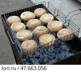 Приготовление бургеров на мангале - Cooking burgers on the grill. Стоковое фото, фотограф Владислав Дельдюгинов / Фотобанк Лори
