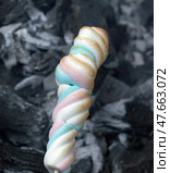 Маршмеллоу на шпажке, приготовление на мангале (Marshmallows on a skewer, cooking on the grill) Стоковое фото, фотограф Владислав Дельдюгинов / Фотобанк Лори