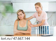 Teenage daughter asking mother to forgive after argument. Стоковое фото, фотограф Яков Филимонов / Фотобанк Лори