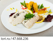 Codfish steamed and served with boiled corn, herbs and lemon. Стоковое фото, фотограф Яков Филимонов / Фотобанк Лори